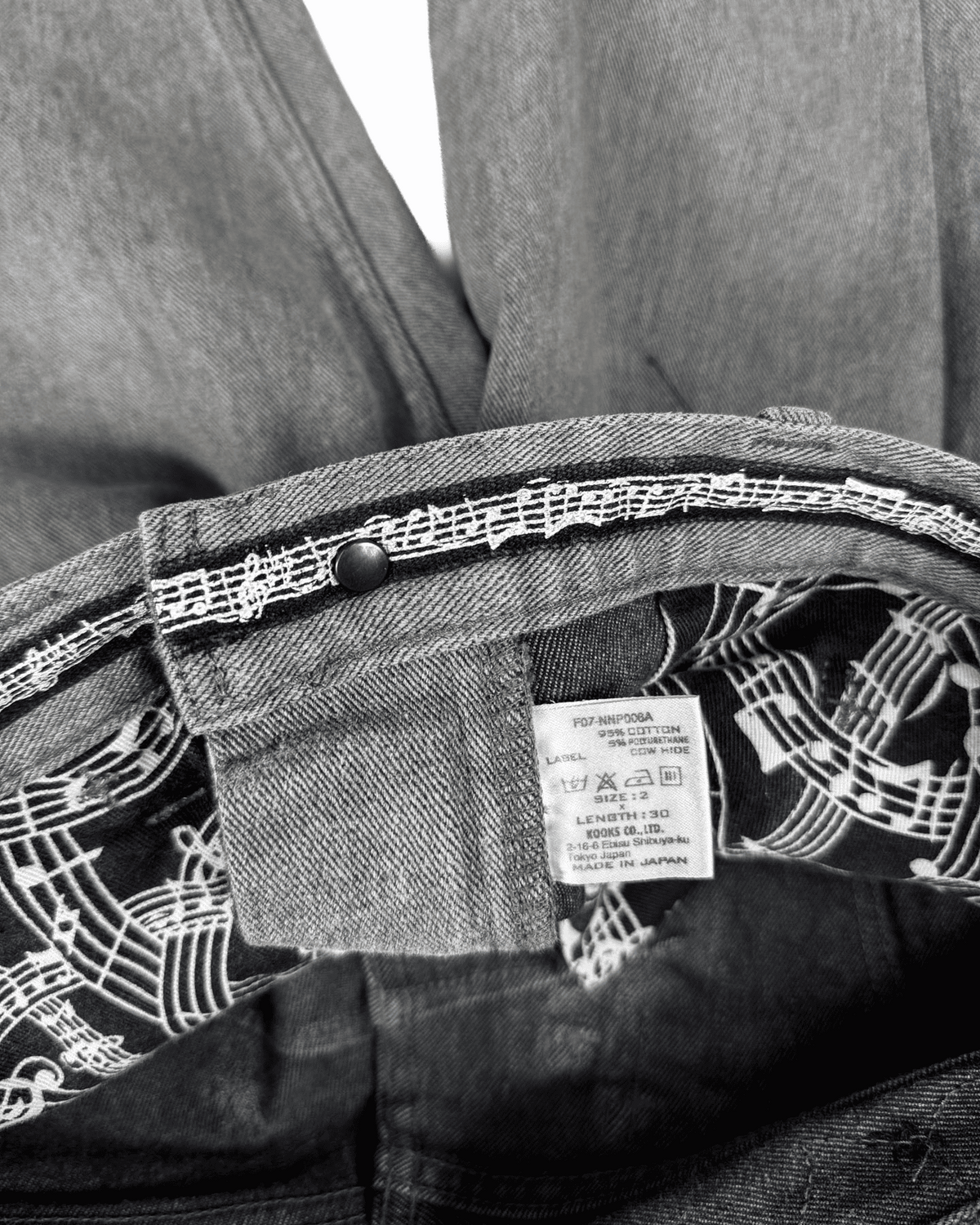 Denim waistband lining with patterned fabric and size label